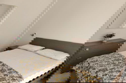 Foto 2 - Modern Flat With Swimming Pool by the Beach