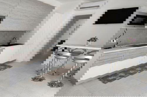 Foto 30 - Modern Flat With Swimming Pool by the Beach