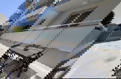 Foto 13 - Modern Flat With Swimming Pool by the Beach
