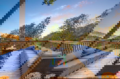 Foto 16 - Serene Mountain Retreat by Ghosal Luxury Lodging