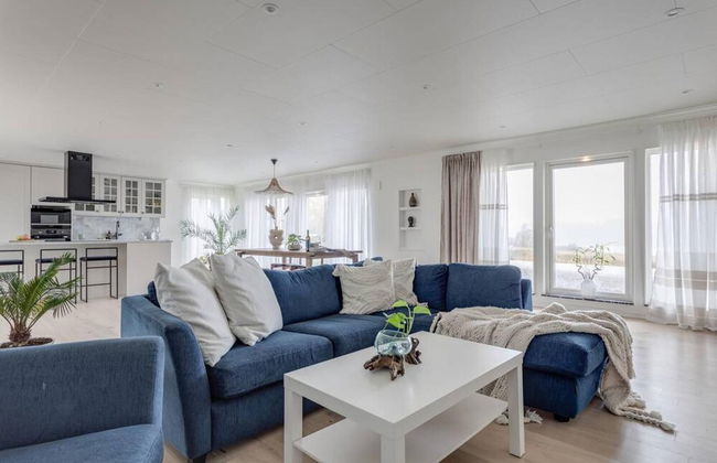 Captivating 3-bed Villa in Halanda With Lake View - Foto 9