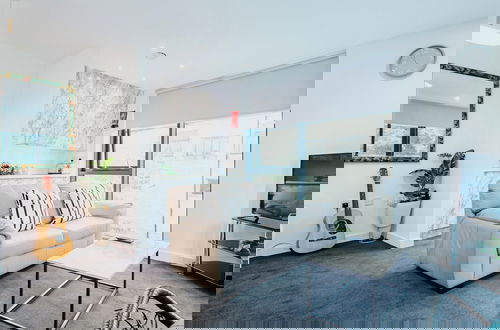 Foto 6 - Airy and Bright Apartment in City Center