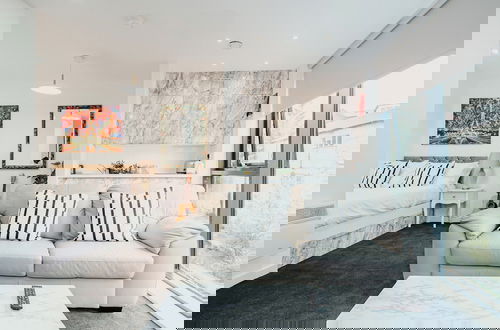 Foto 10 - Airy and Bright Apartment in City Center