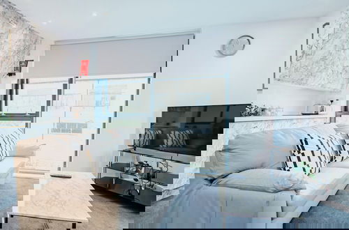 Foto 11 - Airy and Bright Apartment in City Center