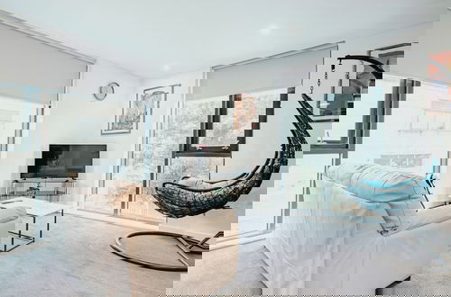 Foto 12 - Airy and Bright Apartment in City Center