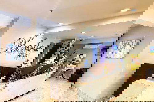Foto 20 - Modern Look and Restful Studio at Azalea Suites Apartment