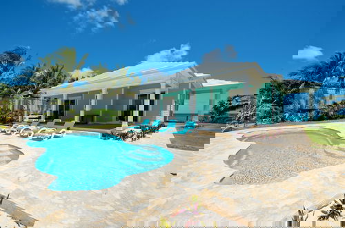 Foto 10 - Coastal Luxury: New Beachfront House With Pool