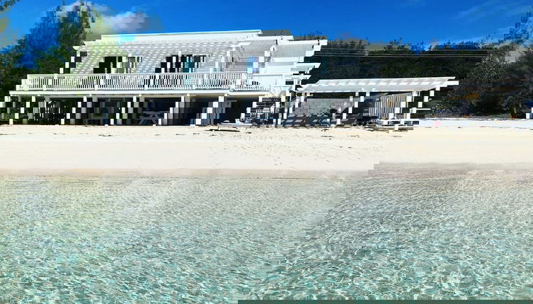 Foto 1 - Secluded Luxury: New Beachfront Home With Pool