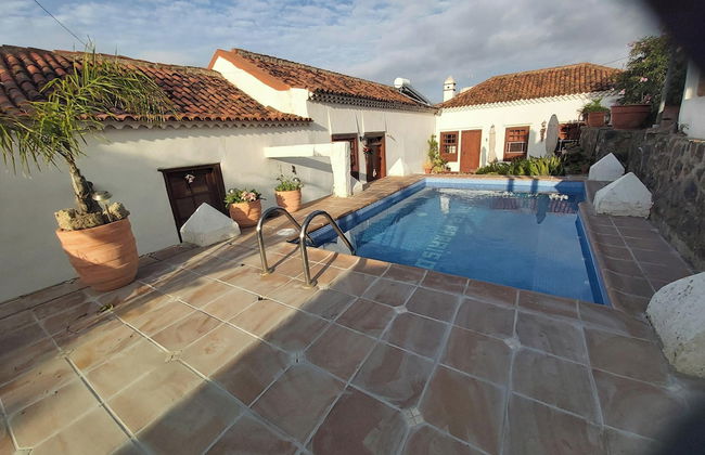 Villa-sleeps4-parking-garden-pool-nearairport - Foto 8