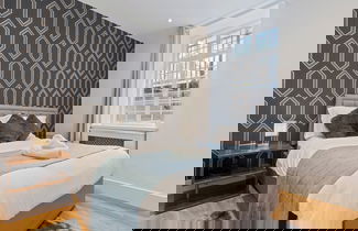 Photo 1 - Cozy Apt Step Away Hyde Park and Oxford Street