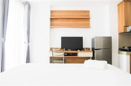 Foto 4 - Modern Style Studio at The Nest Puri Apartment