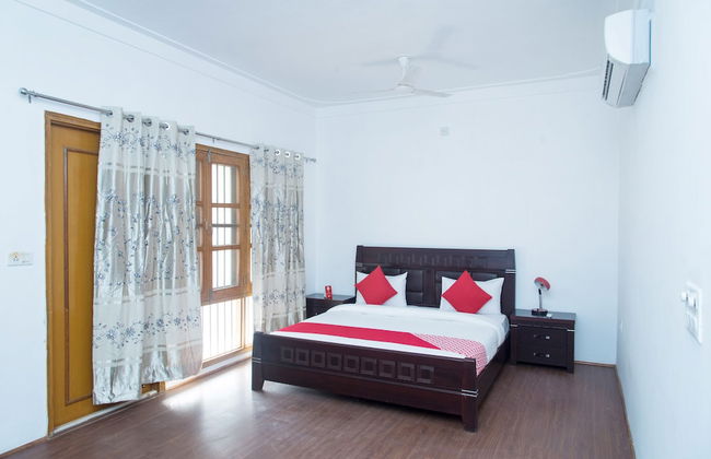 OYO 11064 Home Elegant 3BHK Villa Near Hiran Magri - Foto 6