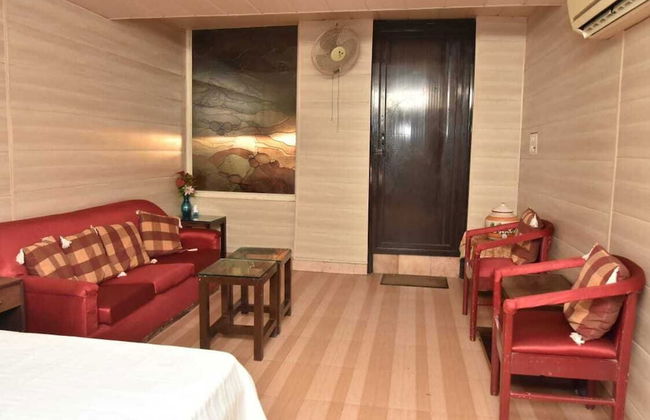 Remarkable 6-bedroom Farmhouse in South Delhi - Photo 3