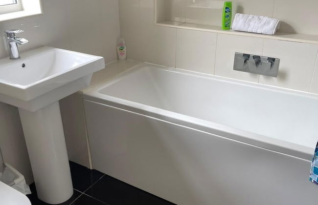 3-bed Semi-detached House, Wifi, Parking, Outdoor Space - Foto 14