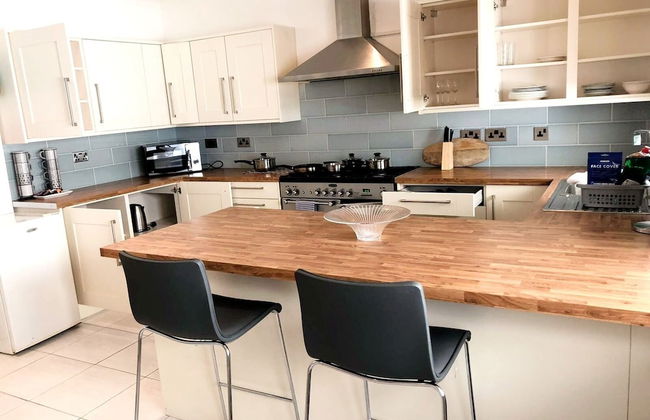 3-bed Semi-detached House, Wifi, Parking, Outdoor Space - Foto 1