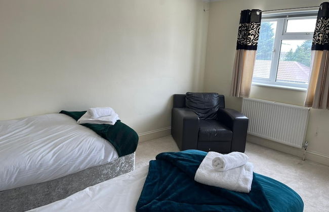3-bed Semi-detached House, Wifi, Parking, Outdoor Space - Foto 2