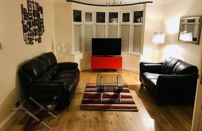 3-bed Semi-detached House, Wifi, Parking, Outdoor Space - Foto 18