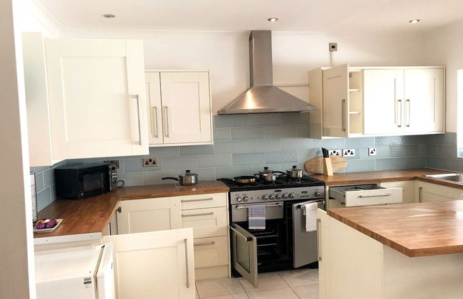 3-bed Semi-detached House, Wifi, Parking, Outdoor Space - Foto 10