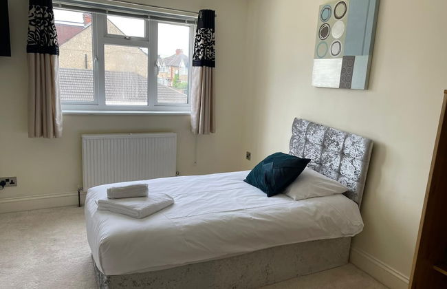 3-bed Semi-detached House, Wifi, Parking, Outdoor Space - Foto 4