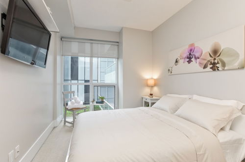 Foto 4 - QuickStay - Breathtaking 3-Bedroom in the Heart of Downtown