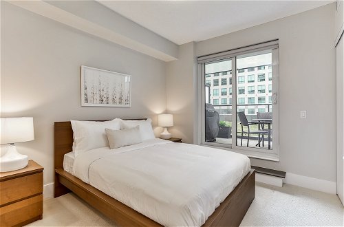 Photo 10 - QuickStay - Breathtaking 3-Bedroom in the Heart of Downtown