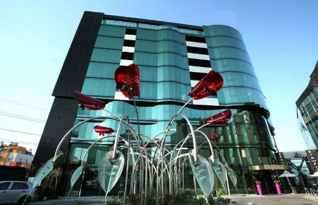Hotel Emirates - Photo 1