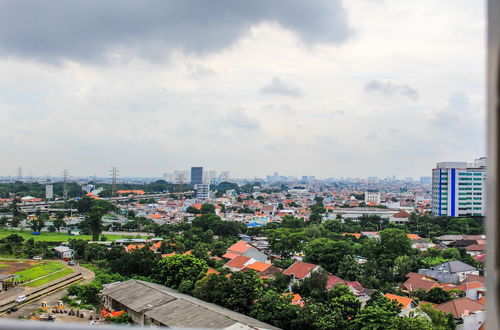 Photo 15 - Comfortable and Fully Furnished 1BR Green Pramuka Apartment