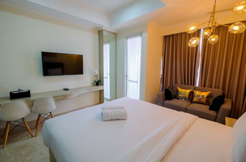 Photo 3 - Stylish Studio Room Menteng Park Apartment