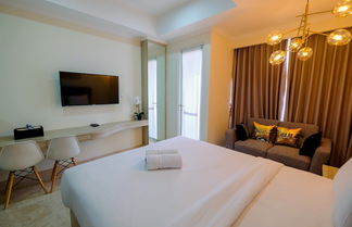 Photo 3 - Stylish Studio Room Menteng Park Apartment