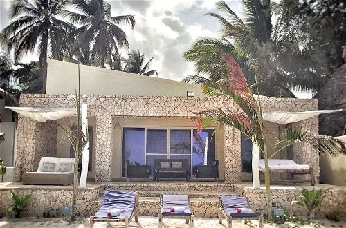 Foto 1 - Modern Beach House, Excellent Beachfront, Private Chef, Pool