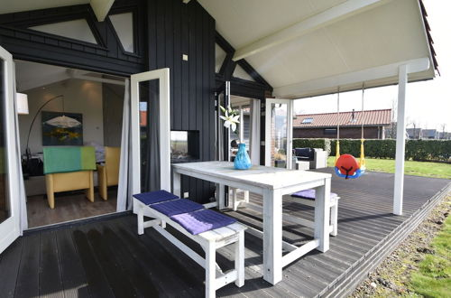 Foto 10 - Alluring Holiday Home in Kattendijke With Terrace and Garden