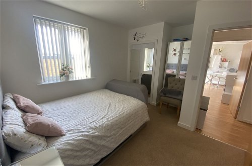 Photo 3 - Captivating 1-bed Apartment in Barking