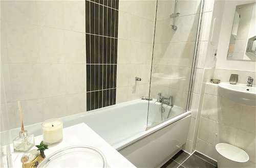 Photo 27 - Captivating 1-bed Apartment in Barking