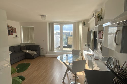 Photo 19 - Captivating 1-bed Apartment in Barking