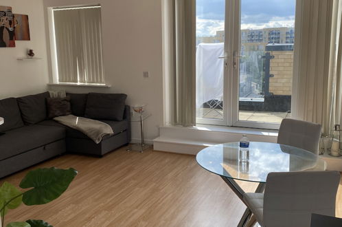 Foto 21 - Captivating 1-bed Apartment in Barking