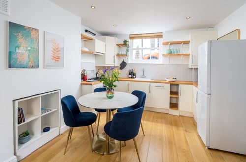 Photo 8 - JOIVY Chic & Modern 2-Bed Flat W/ Patio In Pimlico