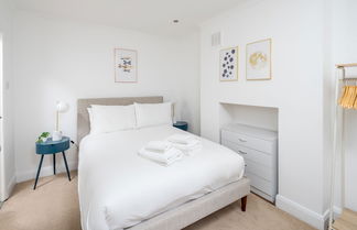 Photo 3 - JOIVY Chic & Modern 2-Bed Flat W/ Patio In Pimlico