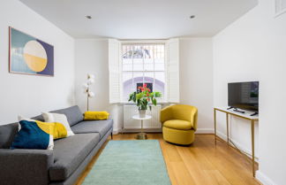 Photo 1 - JOIVY Chic & Modern 2-Bed Flat W/ Patio In Pimlico