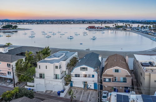 Photo 10 - Bay View V by Avantstay Stylish Mission Beach Home on the Sand