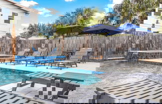 Foto 2 - Sleeps 20! Walk to Beach, Pool+hot Tub, Gameroom Arcade Four Suns by Avantstay