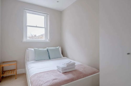 Photo 8 - Airy 2 Bedroom Apartment Next to Clapham Common