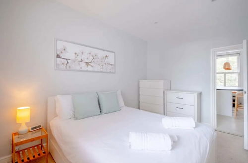 Photo 10 - Airy 2 Bedroom Apartment Next to Clapham Common