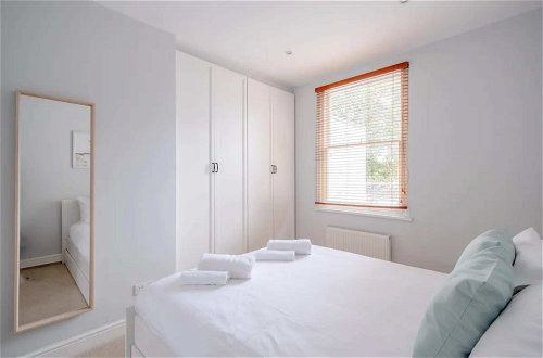 Photo 4 - Airy 2 Bedroom Apartment Next to Clapham Common