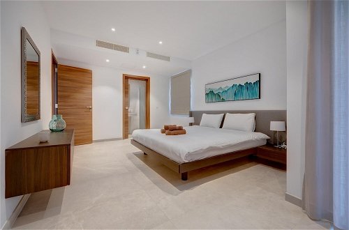Photo 11 - Luxury 2BR Apartment in Portomaso