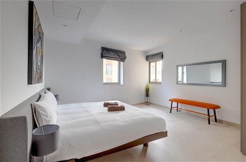 Photo 14 - Luxury 2BR Apartment in Portomaso