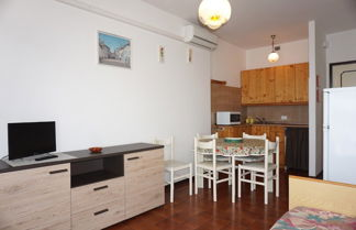 Photo 3 - Cozy 1 Bedroom Apartment With Shared Pool and Lift