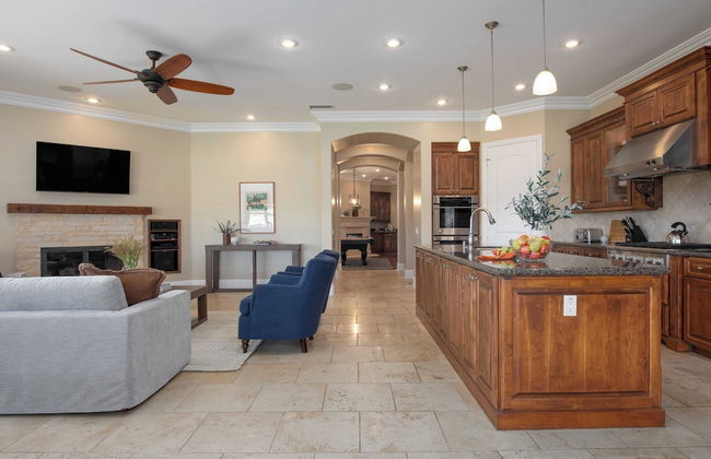 Bear Bridge by Avantstay Hilltop Haven in Temecula w/ Views, Putting Green & Hot Tub - Photo 14