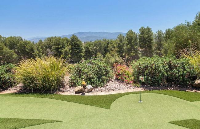 Bear Bridge by Avantstay Hilltop Haven in Temecula w/ Views, Putting Green & Hot Tub - Photo 33