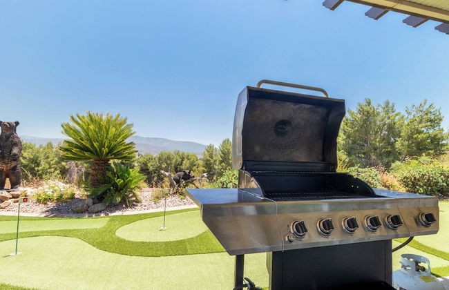 Bear Bridge by Avantstay Hilltop Haven in Temecula w/ Views, Putting Green & Hot Tub - Photo 34