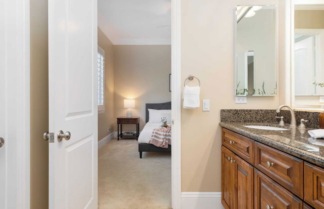 Bear Bridge by Avantstay Hilltop Haven in Temecula w/ Views, Putting Green & Hot Tub - Photo 27